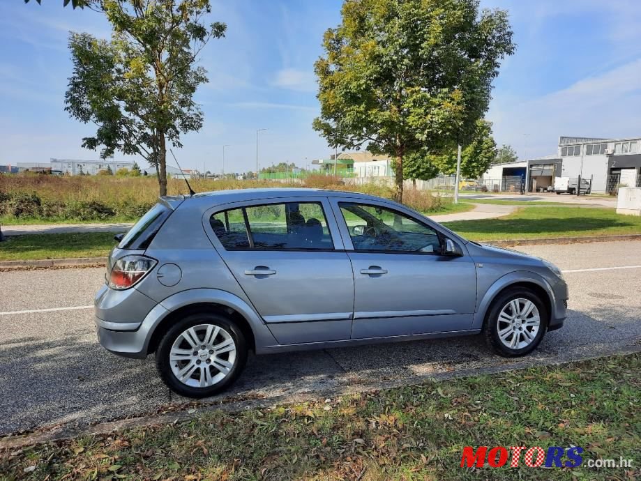 2008' Opel Astra photo #2