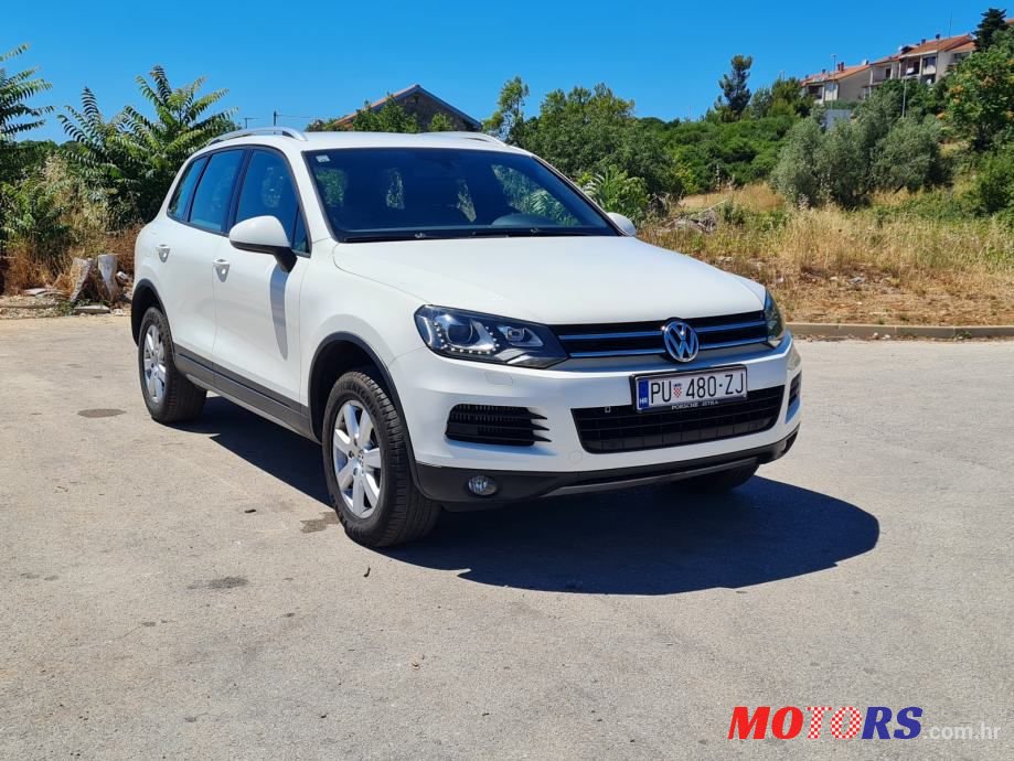 2011' Volkswagen Touareg photo #5