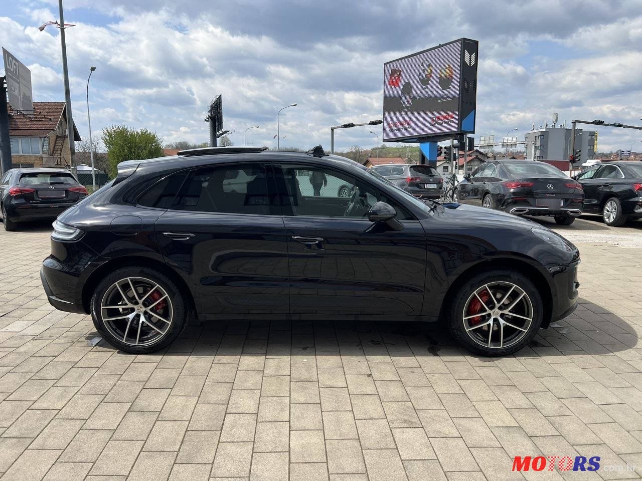 2024' Porsche Macan Panoramic roof photo #2