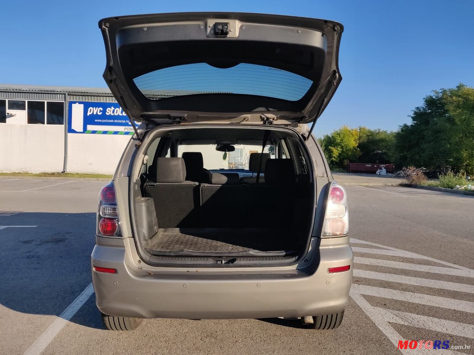 2008' Toyota Corolla Verso 2,2 photo #3