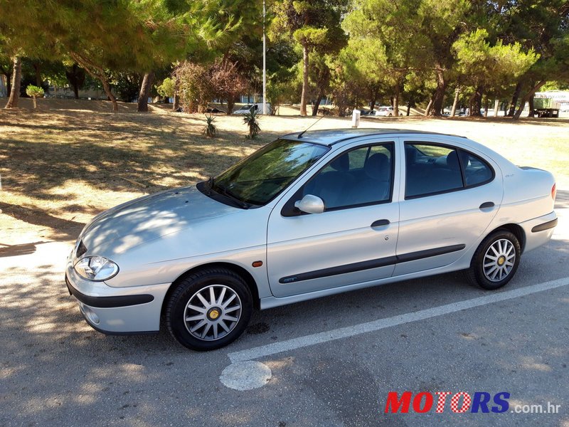 2003' Renault Megane photo #1