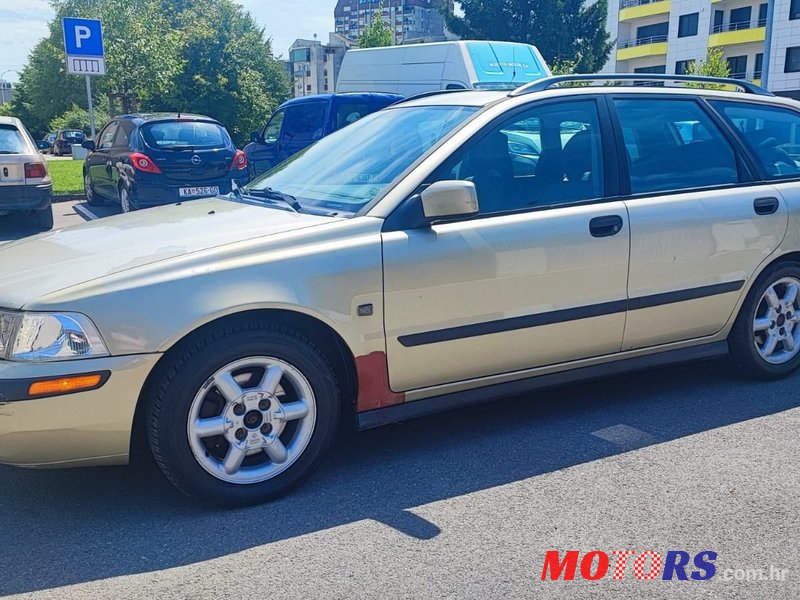 2001' Volvo V40 2,0 photo #1