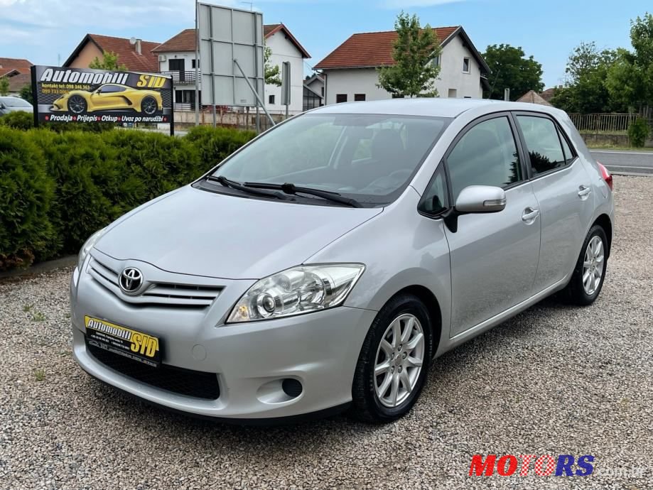 2011' Toyota Auris photo #1