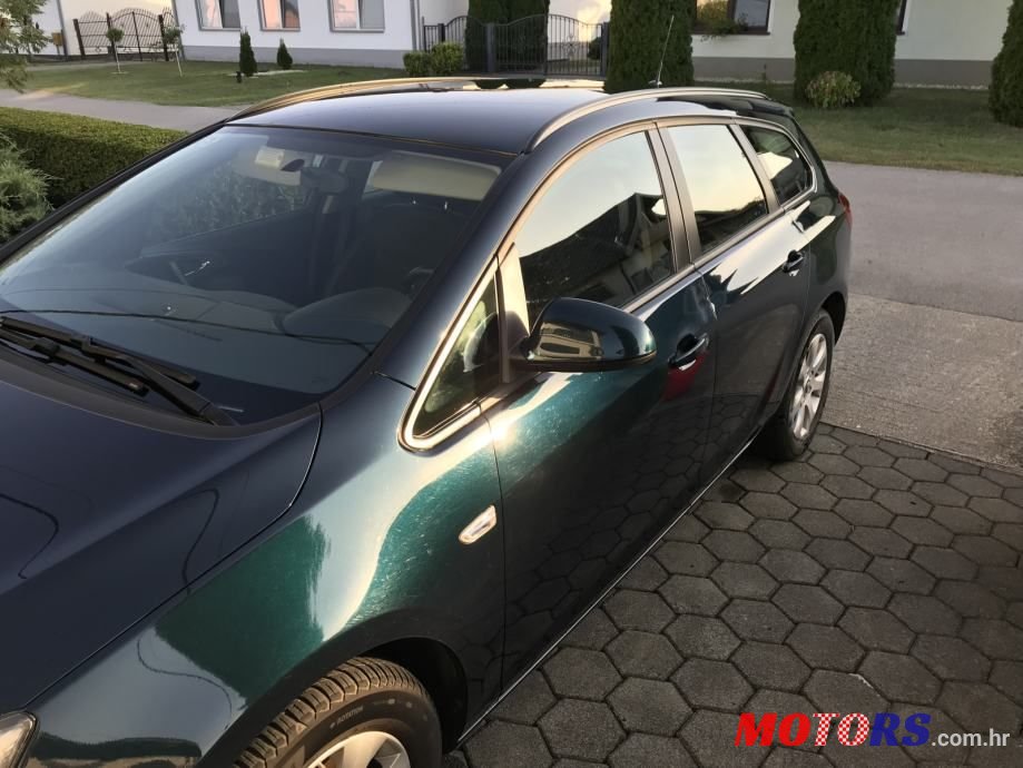 2015' Opel Astra Karavan photo #4