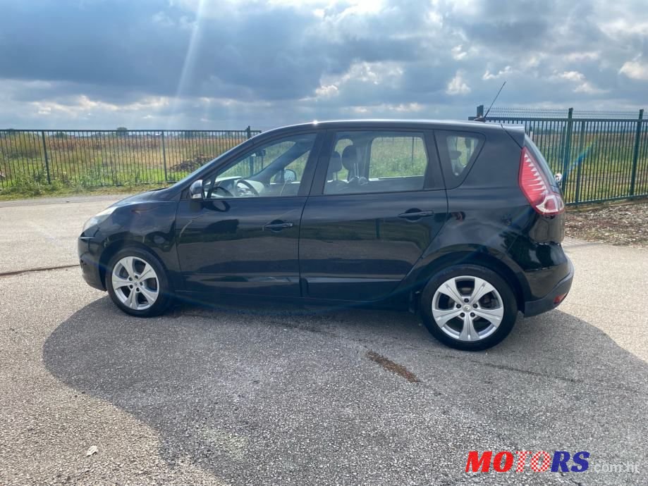 2011' Renault Scenic photo #2