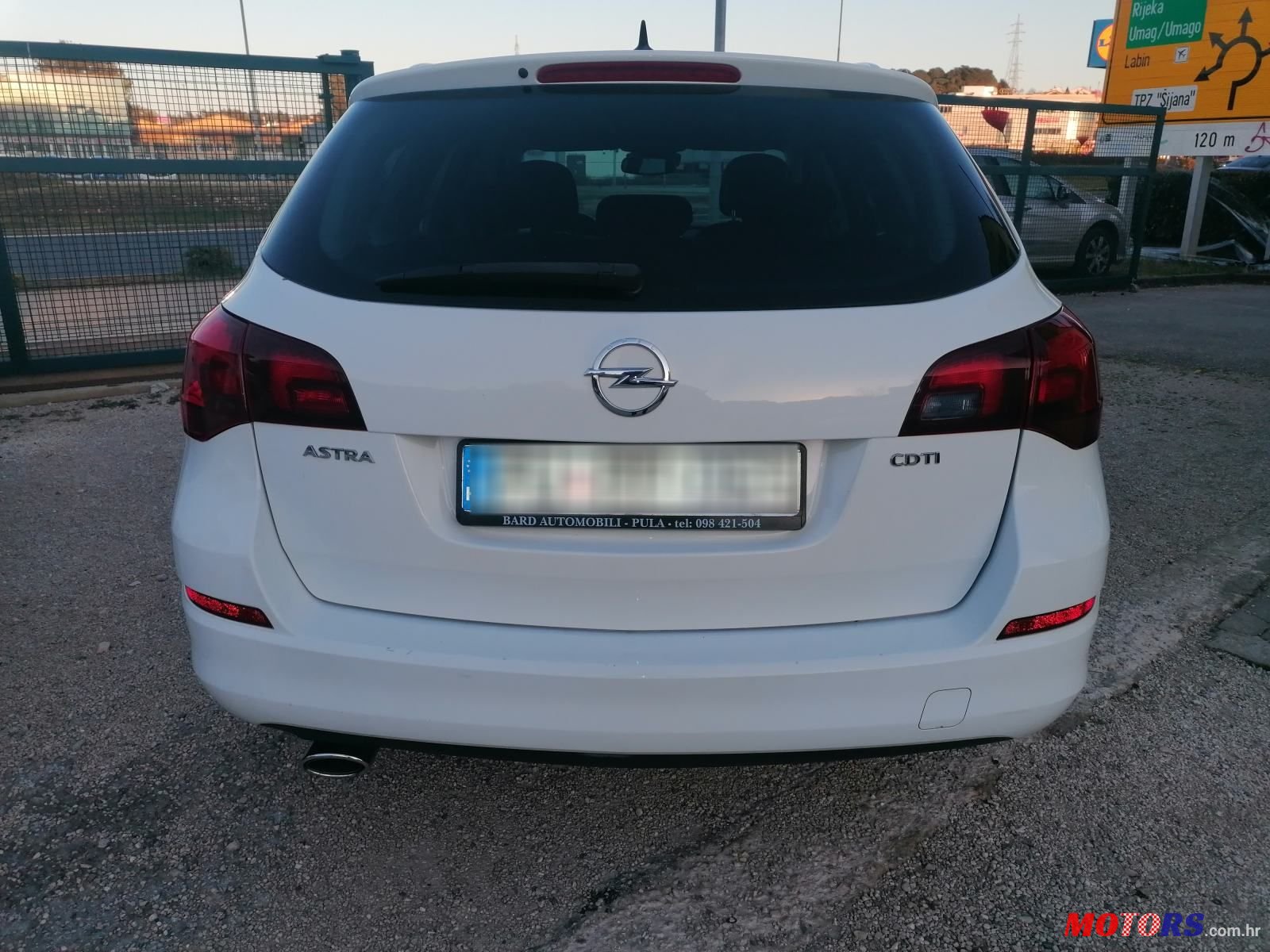 2011' Opel Astra Karavan photo #6