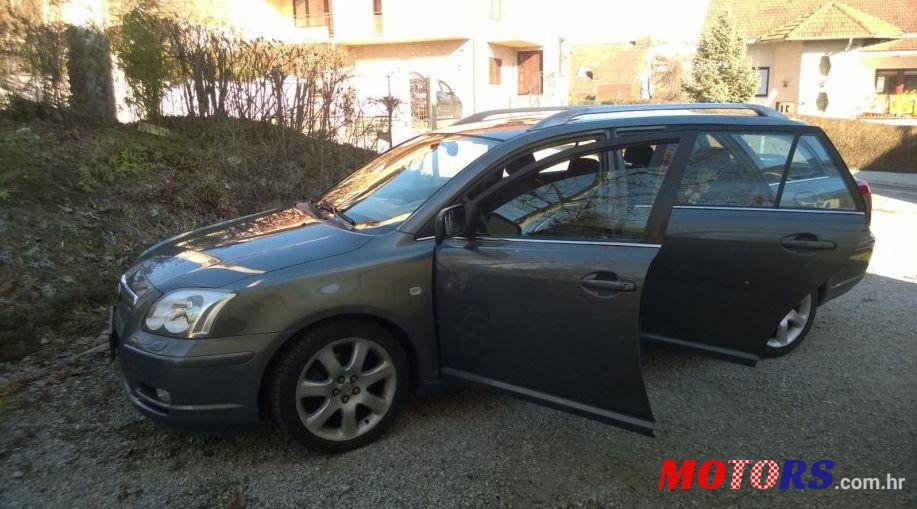 2005' Toyota Avensis Wagon photo #1