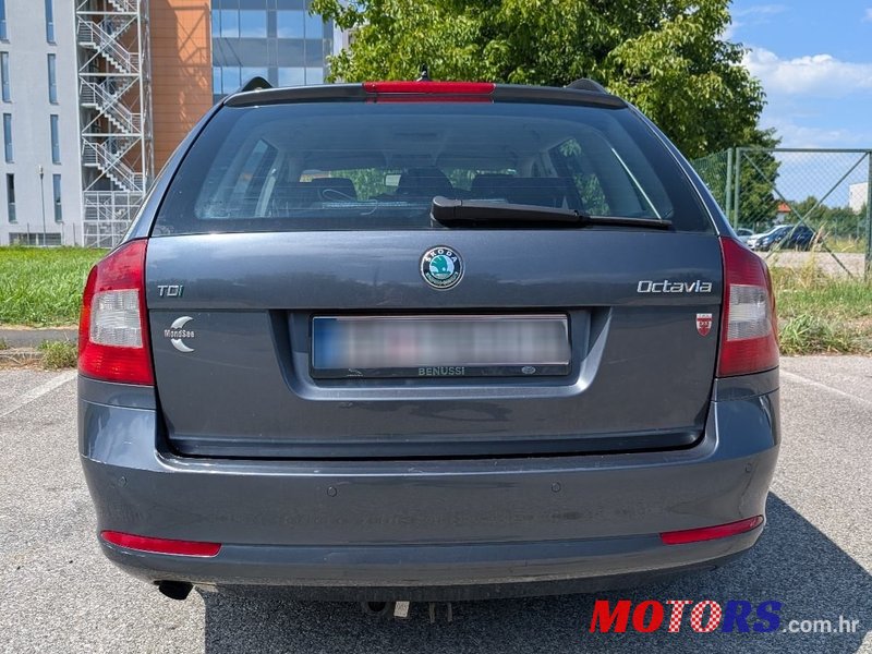 2012' Skoda Octavia Combi photo #3