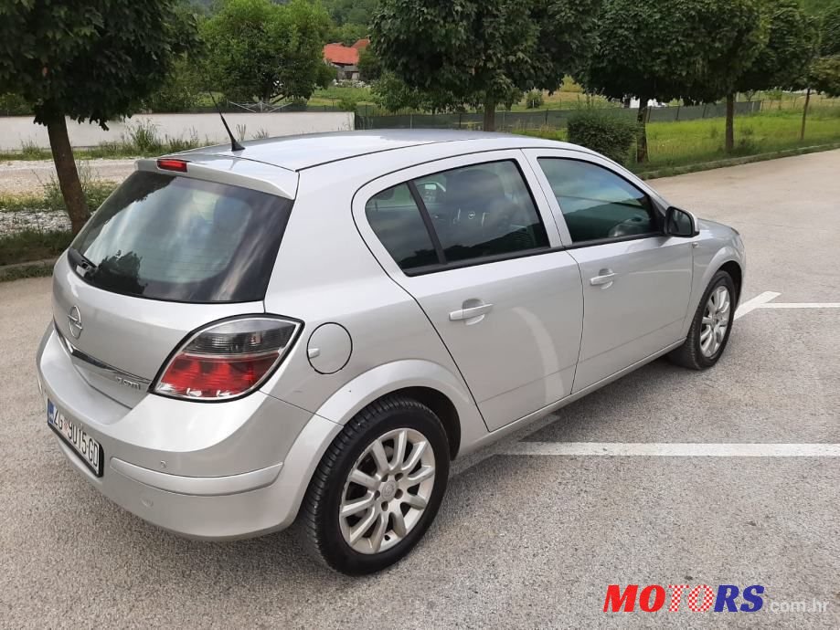 2011' Opel Astra photo #3