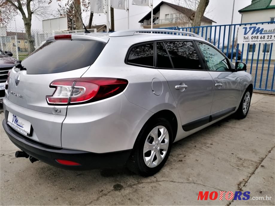 2010' Renault Megane Grandtour photo #3