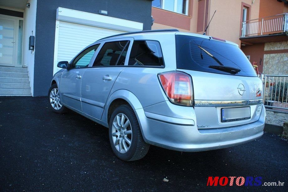 2005' Opel Astra Karavan photo #5
