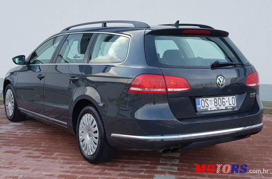 2011' Volkswagen Passat Variant photo #2
