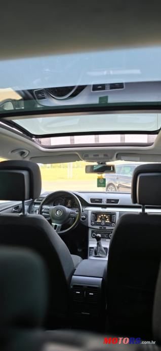 2011' Volkswagen Passat Variant photo #6