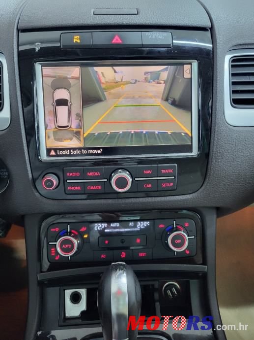 2011' Volkswagen Touareg photo #6