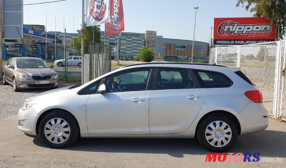 2012' Opel Astra Karavan photo #3