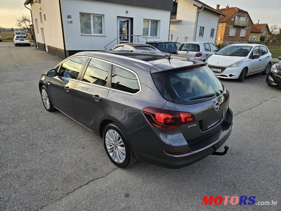 2011' Opel Astra Karavan photo #5