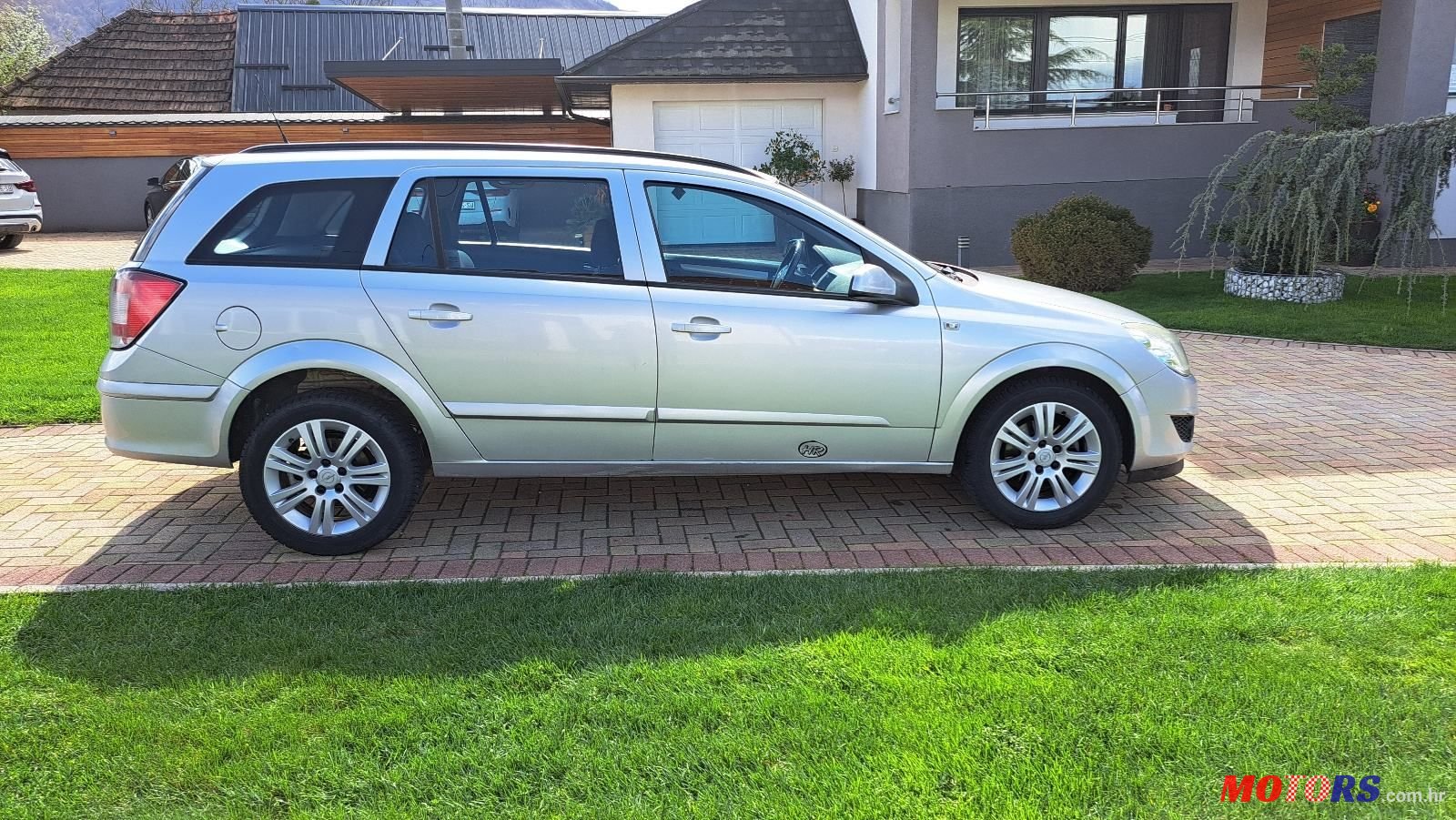 2008' Opel Astra Karavan photo #4