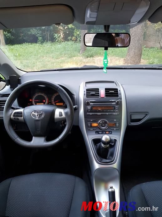 2012' Toyota Auris 1.6 Luna photo #3