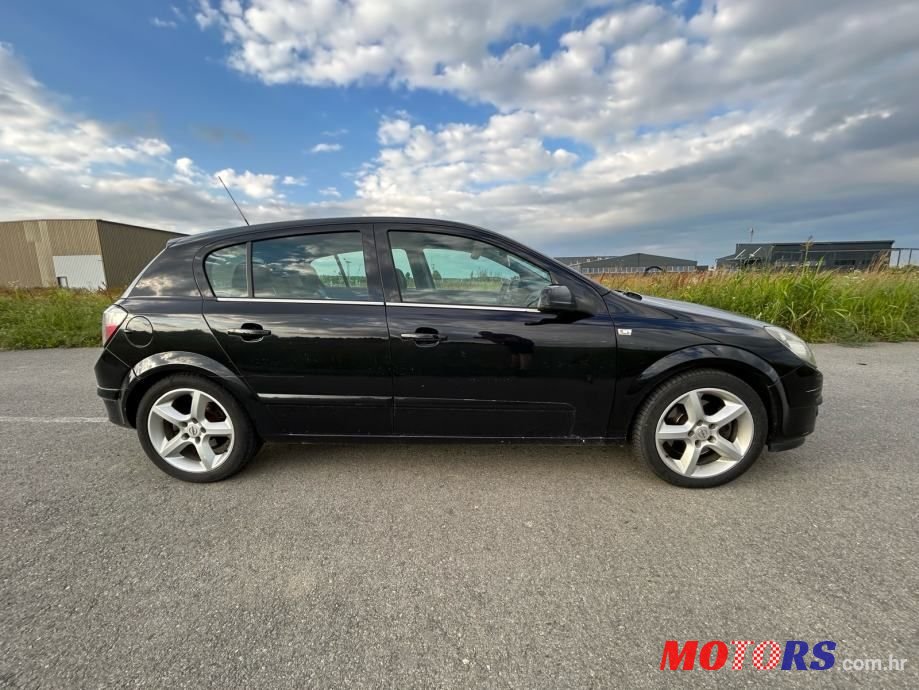 2006' Opel Astra Sport photo #3