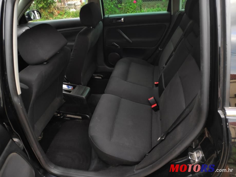 2004' Volkswagen Passat Variant photo #5