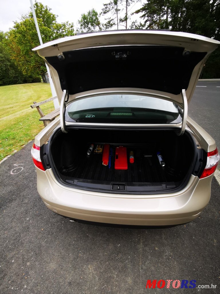 2010' Renault Fluence 1.6 16v photo #5