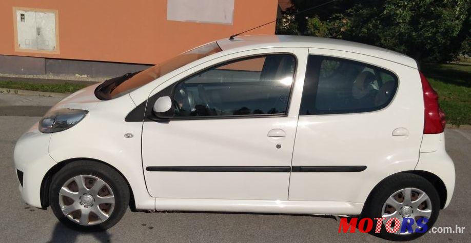 2011' Peugeot 107 1,0 photo #1