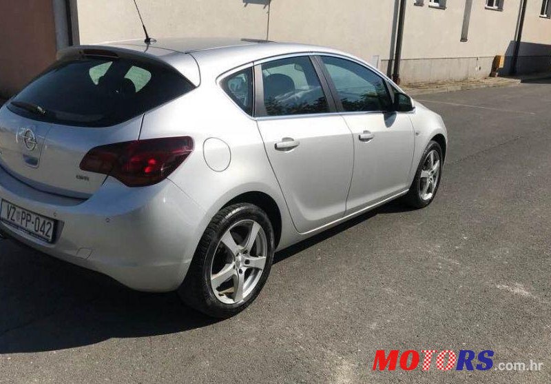 2010' Opel Astra 2,0 Cdti photo #4