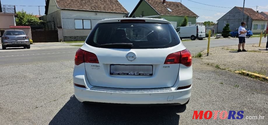 2011' Opel Astra Karavan photo #6