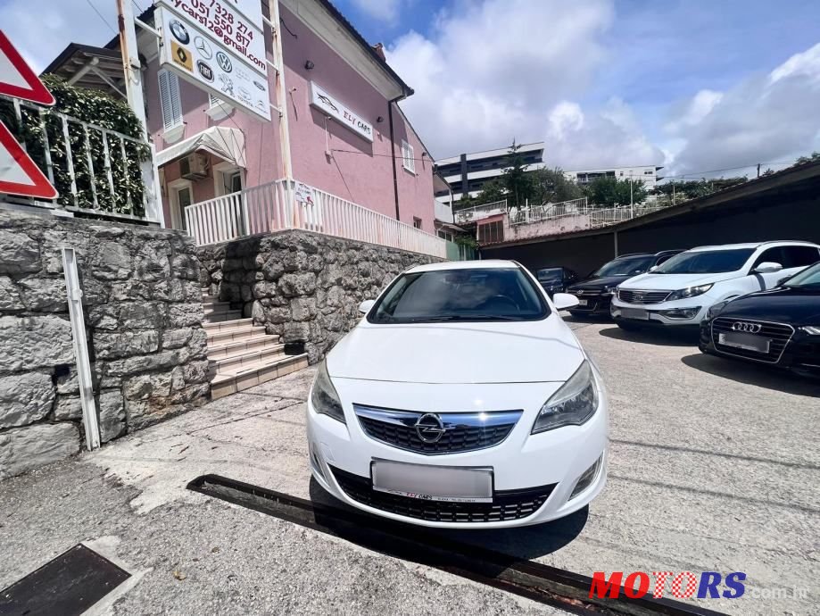 2011' Opel Astra photo #3