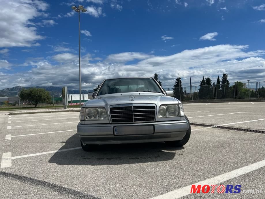 1993' Mercedes-Benz 124 200 D photo #2