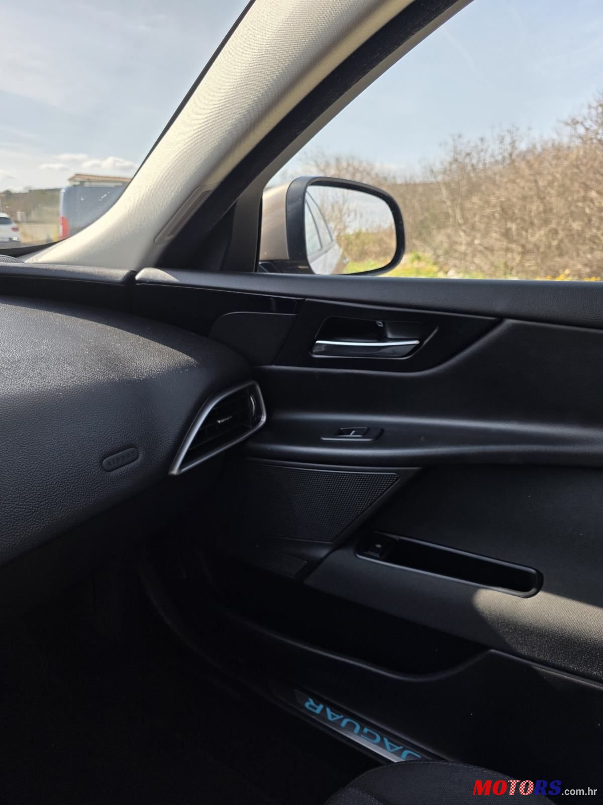 2017' Jaguar XE 2.0 D photo #3