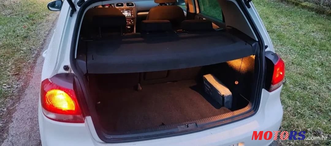 2010' Volkswagen Golf VI 1,6 Tdi photo #3