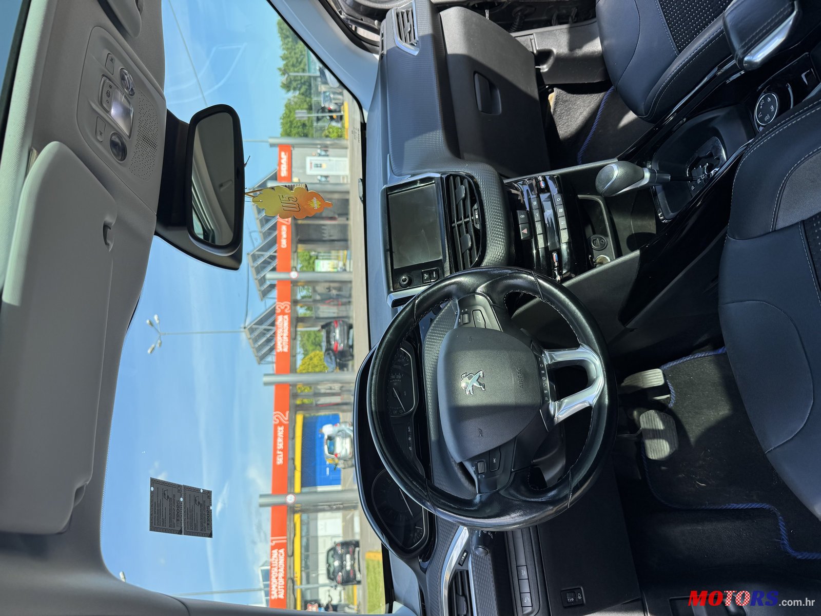 2016' Peugeot 2008 photo #2