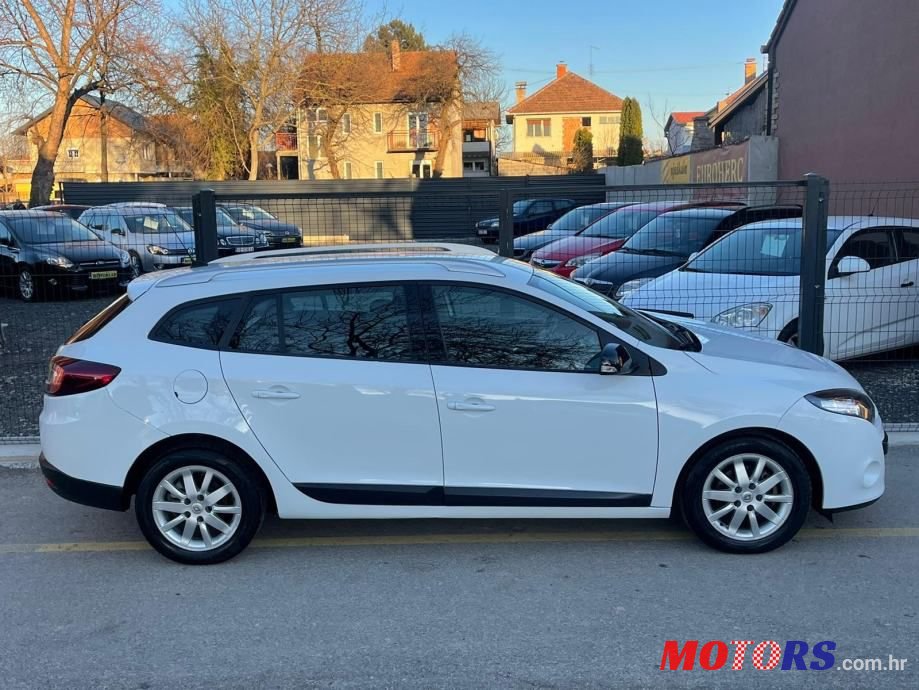 2011' Renault Megane Grandtour photo #6