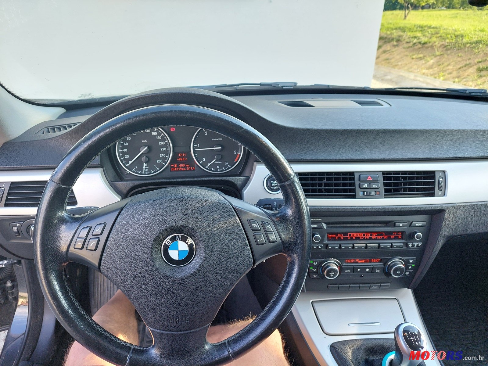 2011' BMW 3 Series photo #2