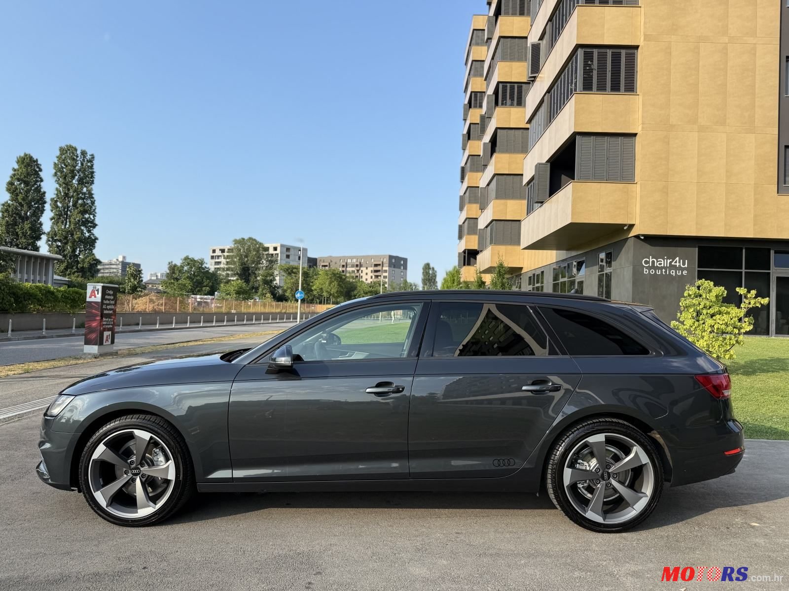 2017' Audi A4 Avant photo #6