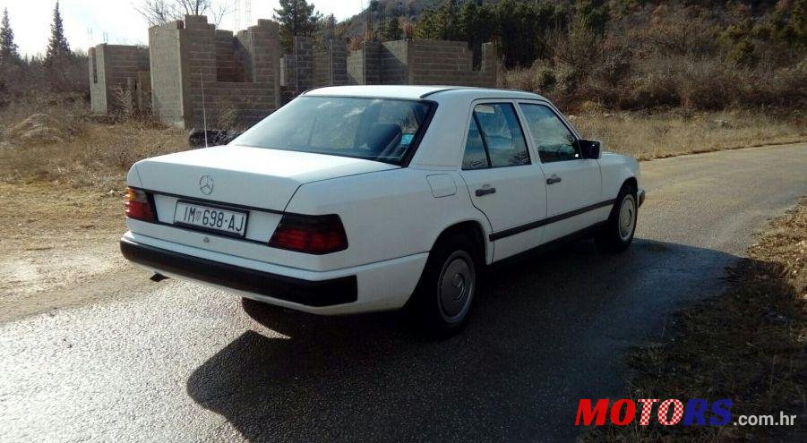 1985' Mercedes-Benz 124 200 D photo #1