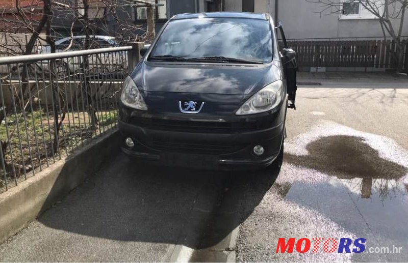 2006' Peugeot 1007 1.6 Hdi photo #2