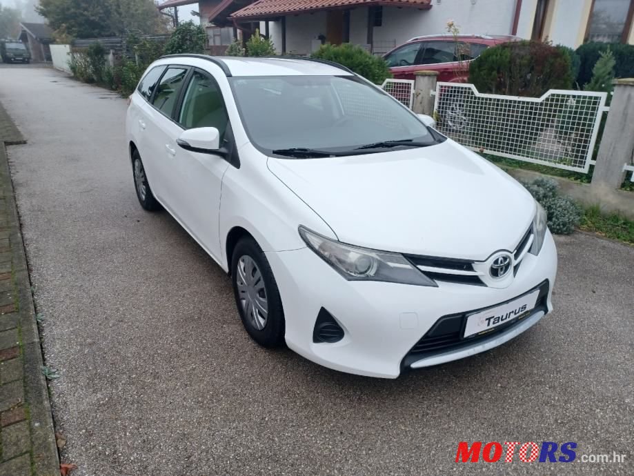 2014' Toyota Auris Karavan photo #3