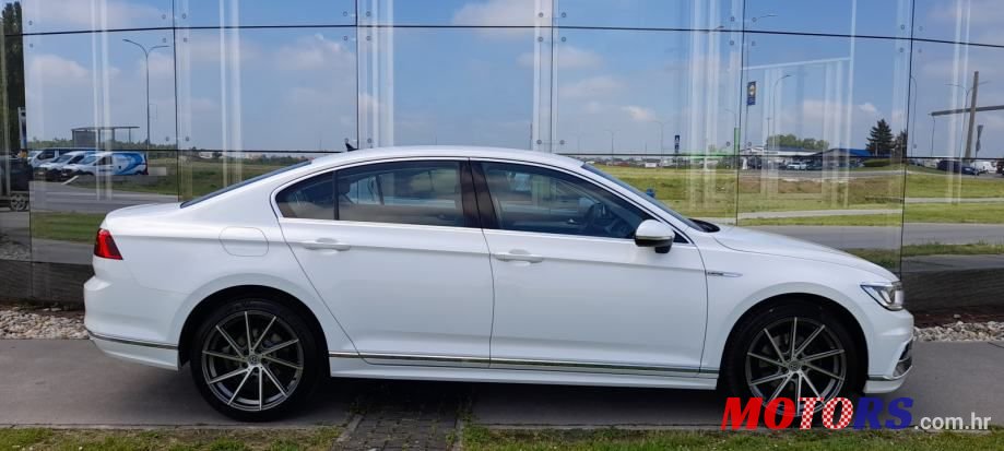 2017' Volkswagen Passat photo #6