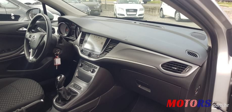 2018' Opel Astra Classic photo #4