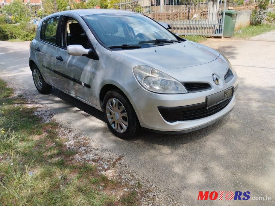 2008' Renault Clio 1,5 Dci photo #2