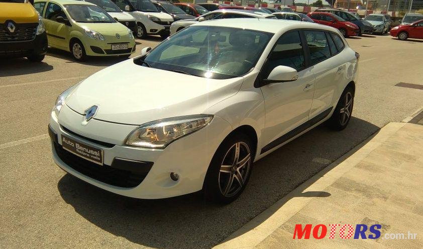 2011' Renault Megane Grandtour photo #2