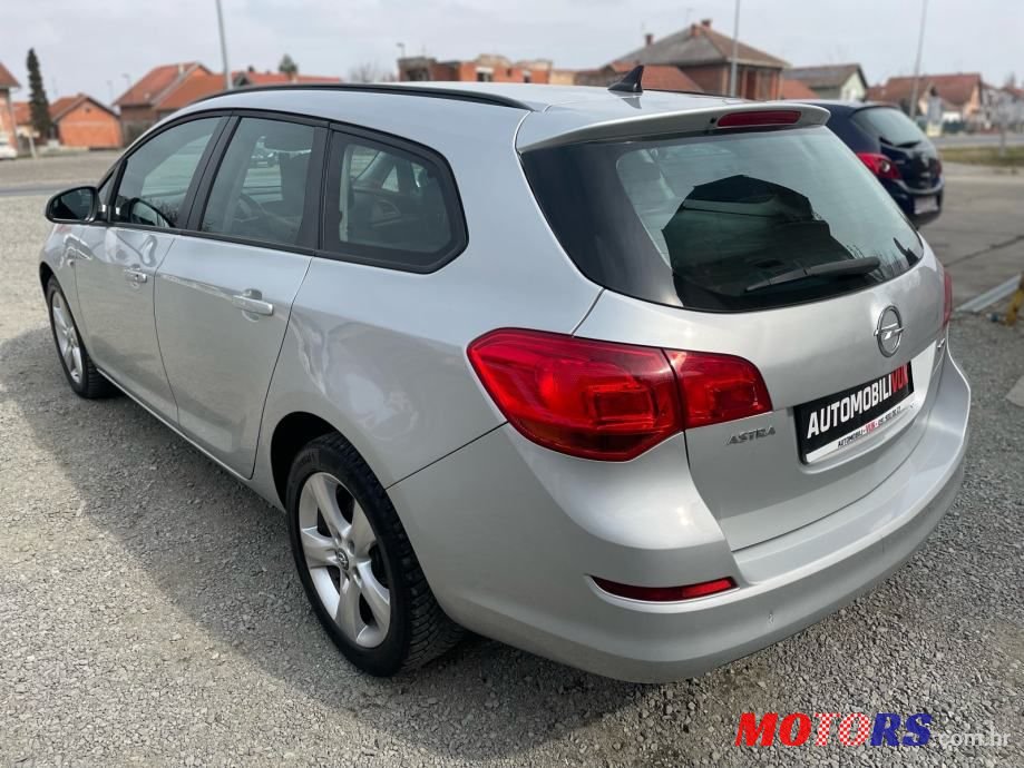 2011' Opel Astra Karavan photo #4