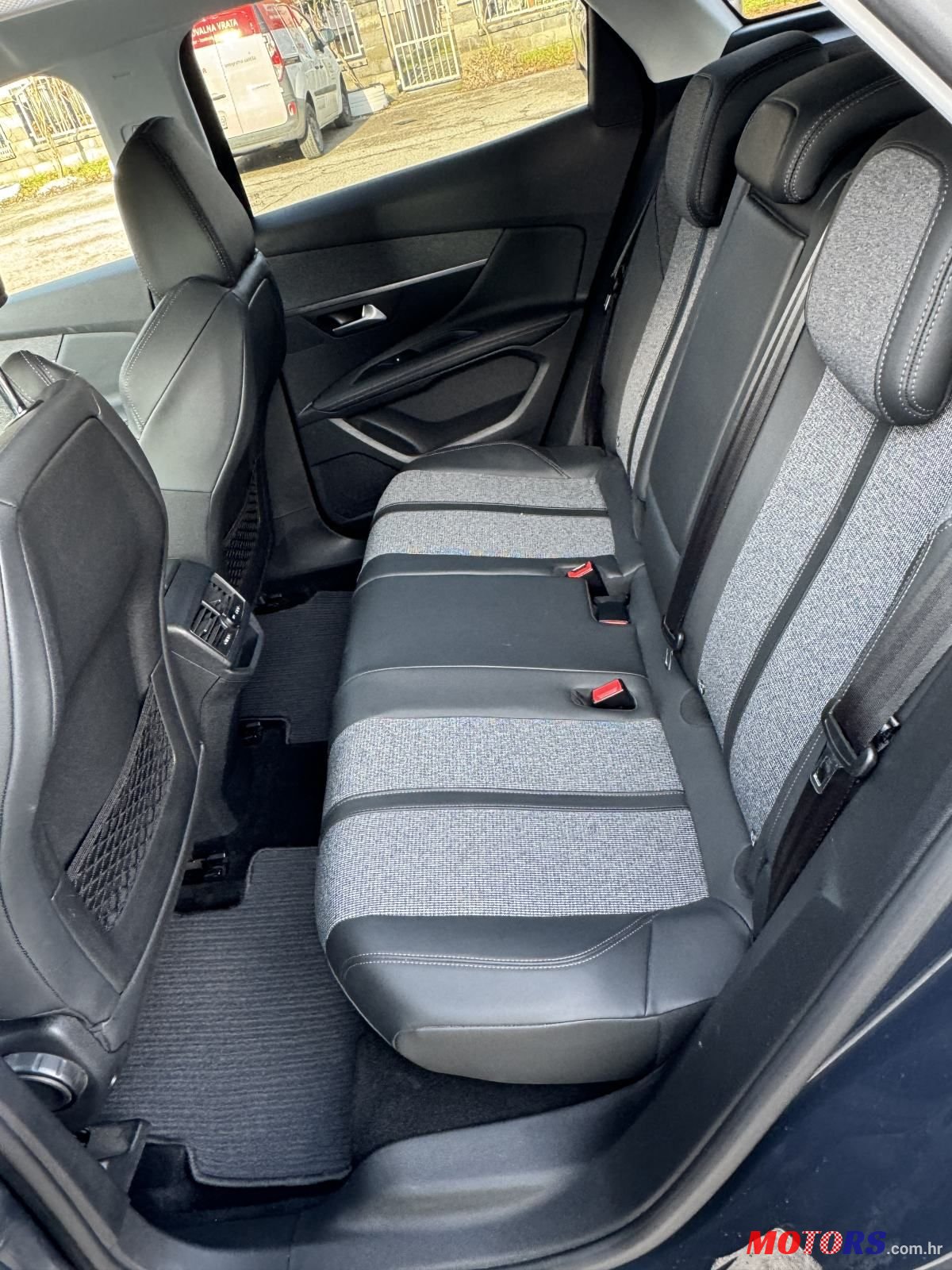 2018' Peugeot 3008 1,2 Puretech photo #6