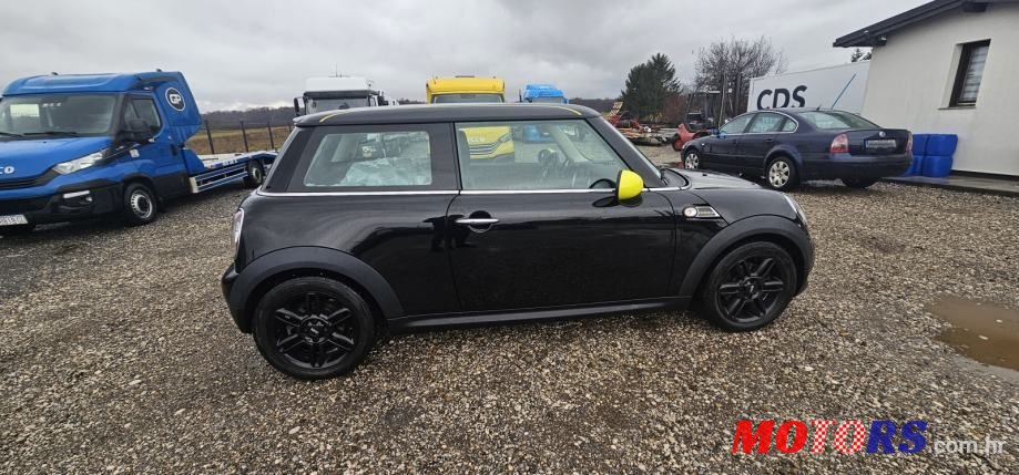 2013' MINI Cooper D photo #6