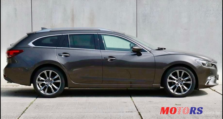 2017' Mazda 6 Sport Combi photo #6