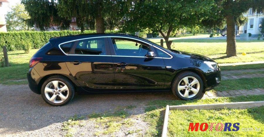 2011' Opel Astra 1,4 Turbo Sport photo #2