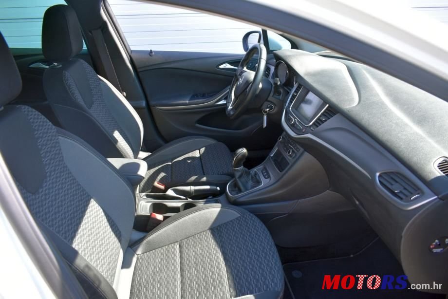 2020' Opel Astra photo #5