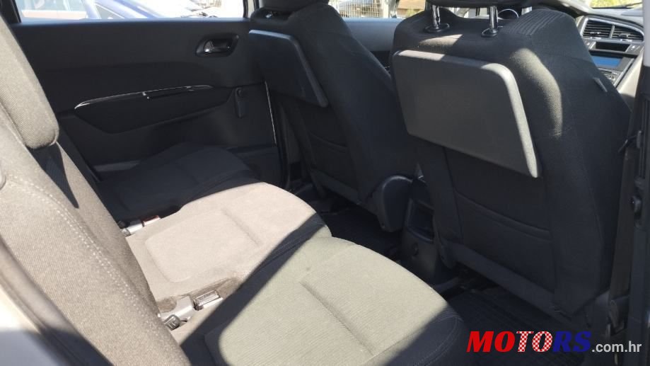 2011' Peugeot 5008 1,6 Hdi photo #4
